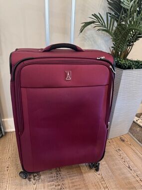 Travelpro
WalkAbout 7 Medium Check-in Spinner Burgundy Softside Suitcase -